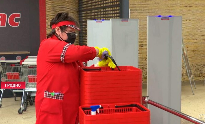 «Они думают, что уже ничего не может случиться». Как соблюдают антиковидные нормы в торговых объектах Гродненской области?