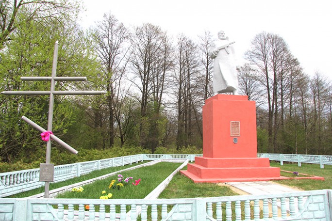 Предприятия всех форм собственности приняли участие  в ремонте памятника на братской могиле в деревне Задворье
