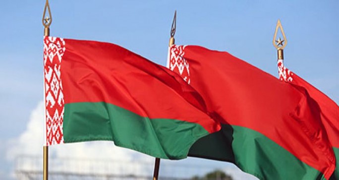 Профнепригодность или преступление? Как мировая общественность реагирует на надругательство над белорусским флагом в Риге и что думают о поступке латвийских чиновников эксперты