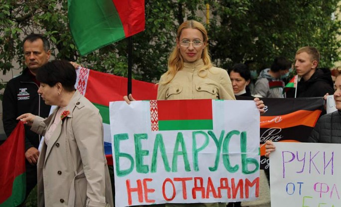 «Это чудовищное неуважение к госсимволам суверенной Беларуси». Жители Гродно вышли на пикет у Генерального консульства Литвы
