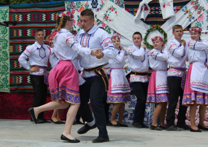 Танец выклікаў захапленне. У Вялікіх Азёрках прайшло свята фальклора 'Па сцежках спадчыны '