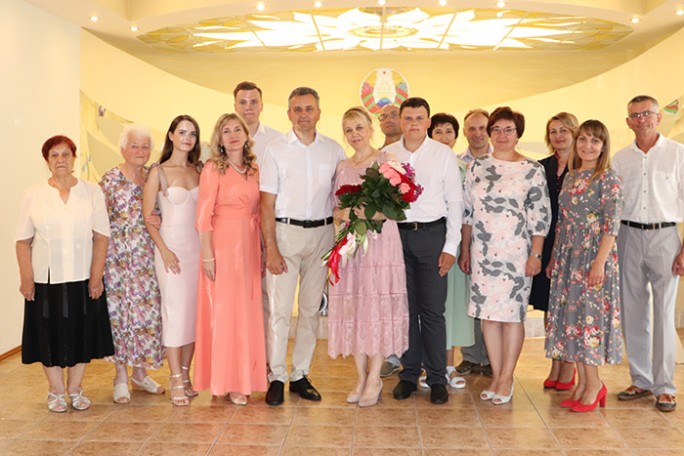 Семейной жизни яркий юбилей: серебряную свадьбу отпраздновала семья Бубен из Мостов
