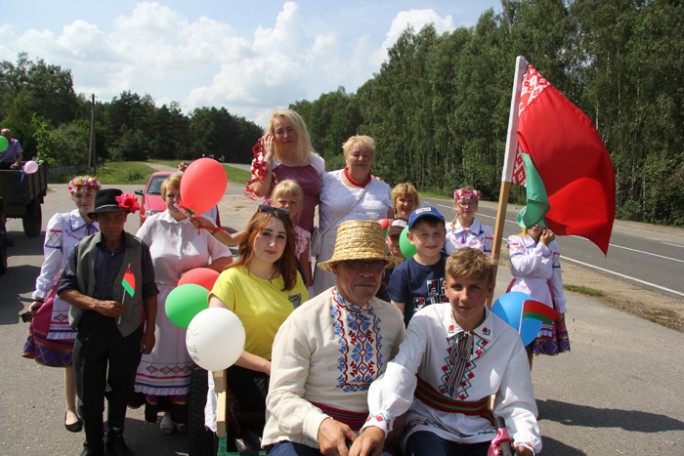 А вёска бурліць і віруе… У Курылавічах адбылося брэндавае мерапрыемства “Вясёлы вазок – чатыры колы”