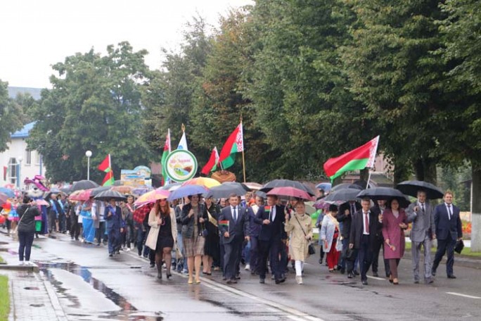 Мостовчане встречают День города. По улице Советской прошло шествие трудовых коллективов