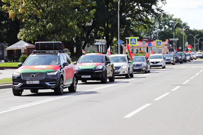 За единую Беларусь. Мостовчане присоединились к республиканскому автопробегу за сильную, процветающую страну