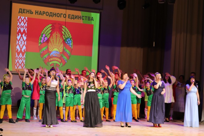 В Мостовском районном центре культуры состоялись торжественное собрание и концерт, посвящённый Дню народного единства