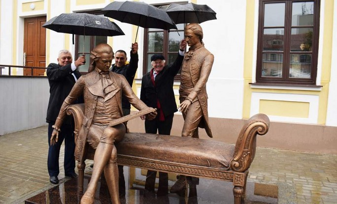 В Гродно на одной из старейших площадей города открыли новую скульптуру. Она посвящена градостроителям XVIII века