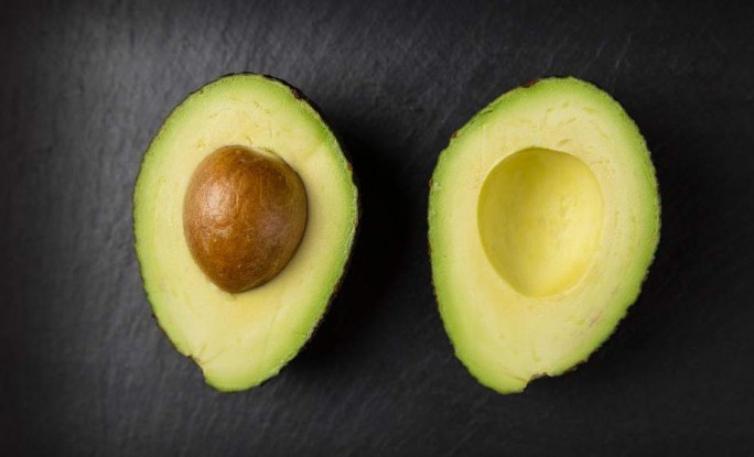 Исследование: авокадо помогает женщинам перераспределять жир на животе