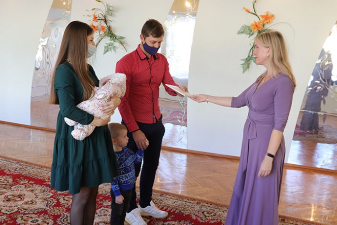 В отделе загса Мостовского райисполкома прошла торжественная регистрация рождения 100-го ребёнка