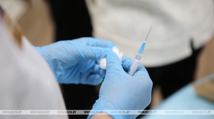 Лукашенко готов вакцинироваться от коронавируса, но белорусской вакциной
