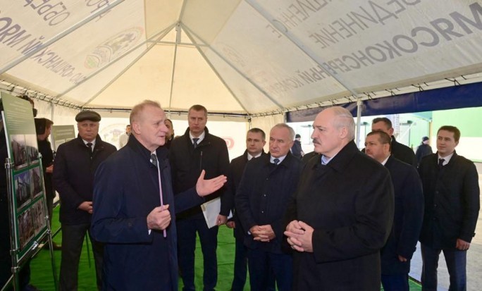 'Образец для Беларуси'. Александр Лукашенко посетил инновационное хозяйство в Оршанском районе