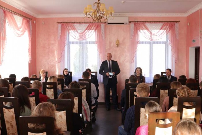 Узнайте, как прошла встреча руководства Мостовского района с молодыми специалистами