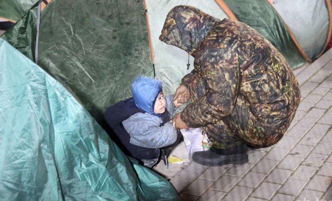 ФОТОФАКТ: Беженцы спят прямо на бетоне в пункте пропуска в Польшу. Очень холодно