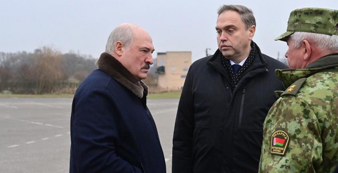 Александр Лукашенко приехал к беженцам в ТЛЦ возле 'Брузгов'