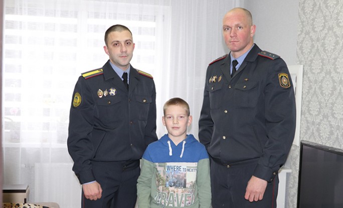 Сотрудники Мостовского отделения Департамента охраны помогли вовремя  доставить  мальчика   в больницу