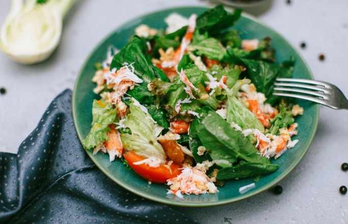 Диетолог дала советы по ингредиентам для новогодних салатов