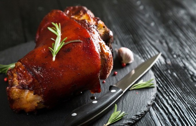 Готовимся к Новому году. 5 секретов приготовления свиной рульки: блюдо получается отменным и очень аппетитным!