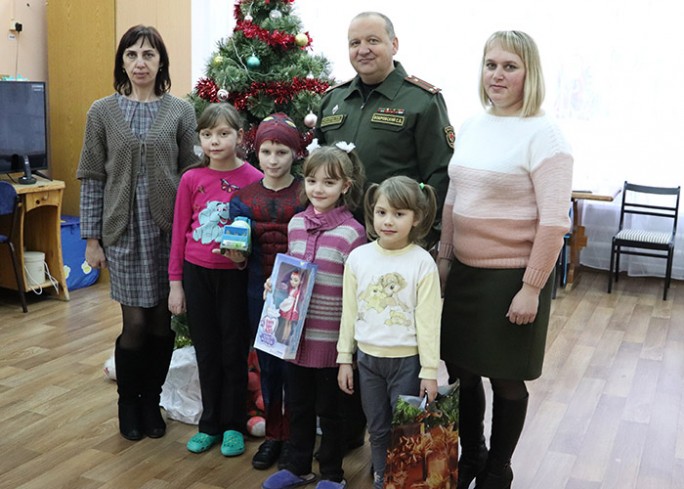 Много добрых дел не бывает. Представители военного комиссариата Мостовского района присоединились к акции «Наши дети»