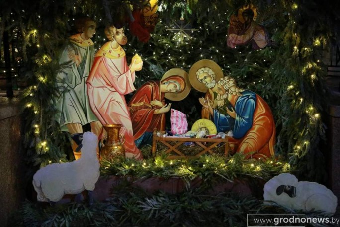 Фотофакт: в православных храмах проходят рождественские службы