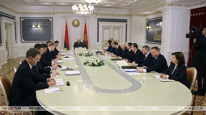 От системы закупок до финансовой грамотности. Александр Лукашенко собрал на совещание руководство Совмина