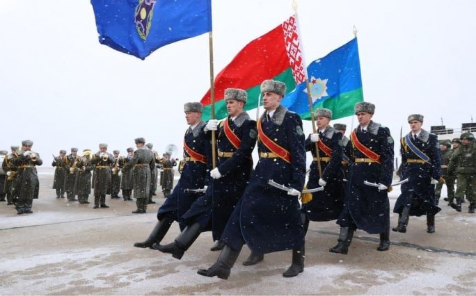 Александр Лукашенко прибыл на военный аэродром Мачулищи на встречу с белорусскими миротворцами
