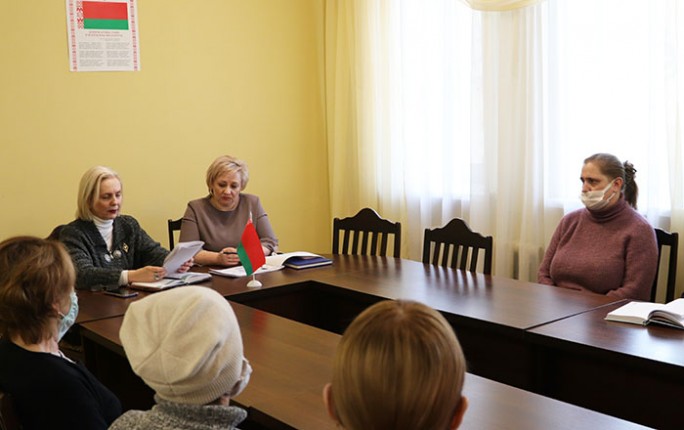 Представители профсоюзного движения Мостовщины обсудили проект изменений и дополнений Конституции Республики Беларусь с социальными работниками ЦСОН