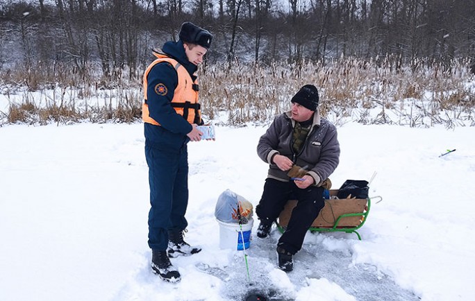 Будьте осторожны на льду – напоминают мостовские спасатели