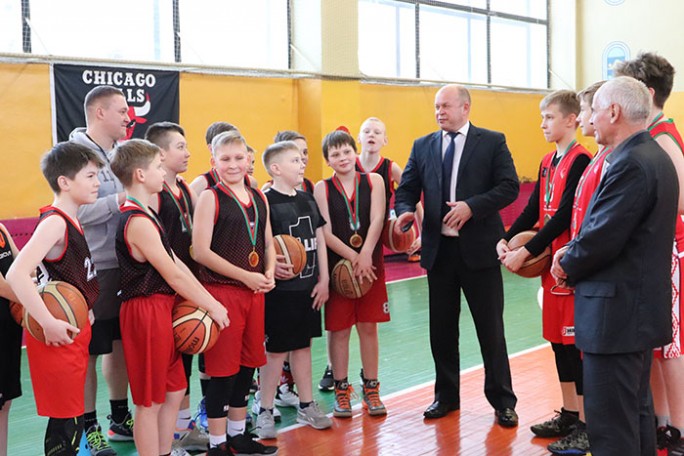«Вы играйте и побеждайте, а мы поддержим». Председатель Мостовского райисполкома Андрей Санько встретился с юными баскетболистами