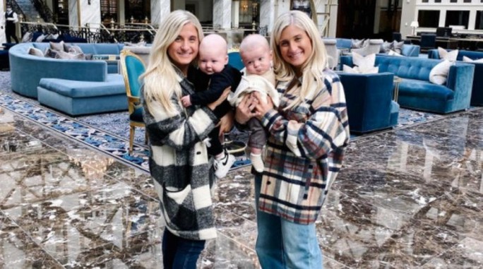 Девушки-близнецы из США родили детей в один день
