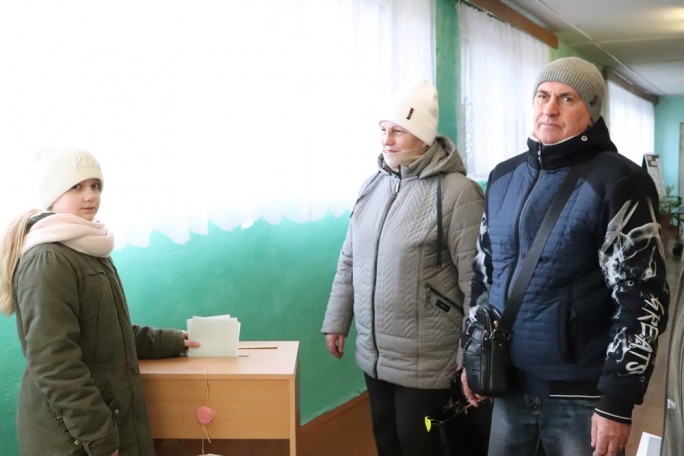 На референдум – всей семьёй. Мостовчане активно подключились к акции Белорусского союза женщин