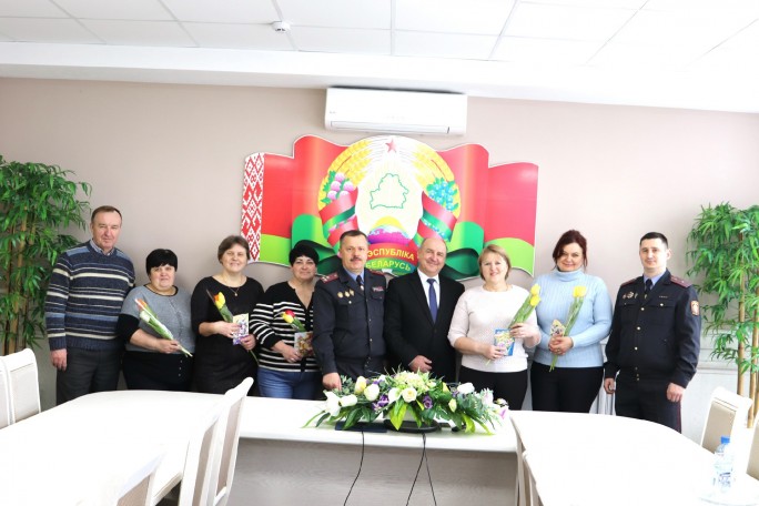 Цветы и подарки вручили добровольной дружине ОАО «Мостовдрев» работники милиции