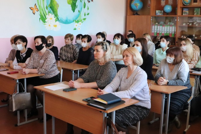 Не поддаваться фейкам. Заместитель председателя райисполкома, лидер женского движения Мостовщины Марина Давыдик встретилась с трудовым коллективом СШ №2