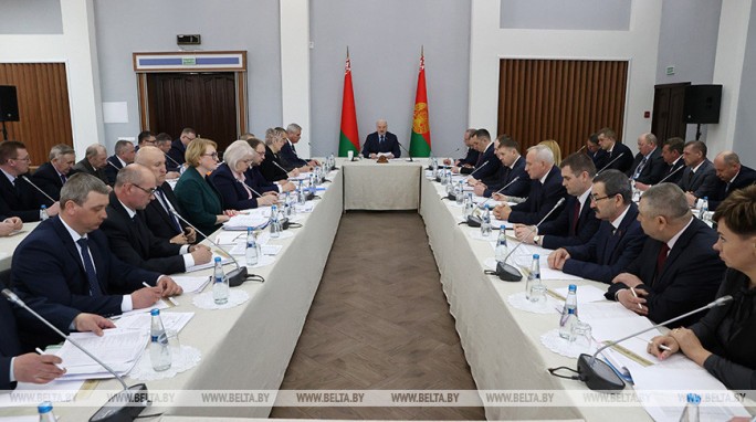 'Пришло время спрашивать за результат'. Лукашенко взялся за работу агрообъединений Витебской области