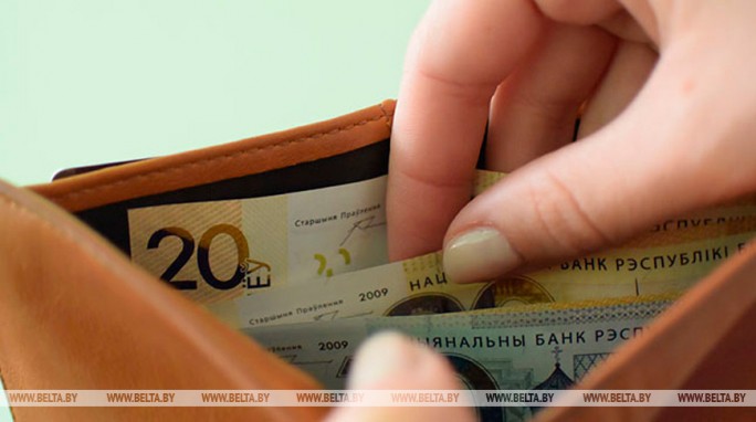 Селиверстов: зарплаты бюджетников в Беларуси не станут ниже