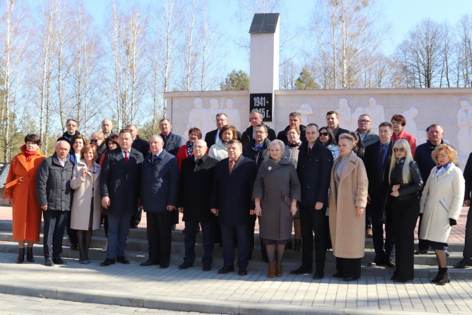 Профсоюзы Гродненщины возложили цветы и венки к подножью мемориального комплекса у д. Шимки