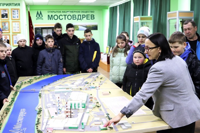 По инициативе генерального директора Сергея Ососова подрастающее поколение знакомится с прошлым и настоящим «Мостовдрева»