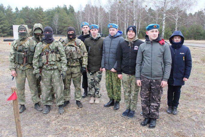 Мостовские «десантники» узнали о жизни и службе военнослужащих