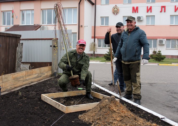 Сотрудники Мостовского РОВД приняли участие в республиканском субботнике