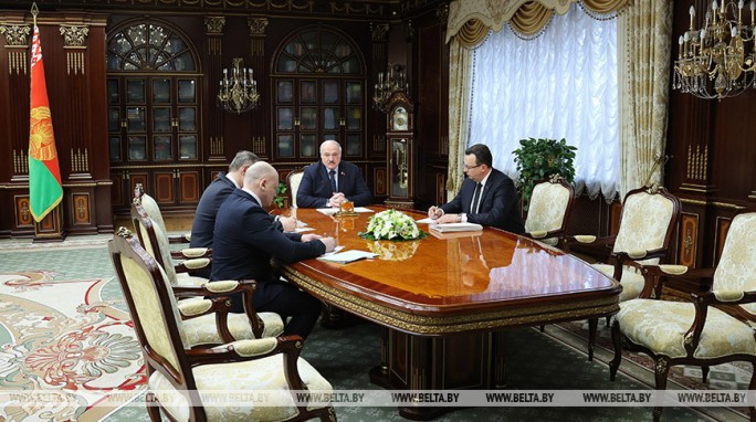 Лукашенко пригласил на доклад Пиневича, Шведа и Тертеля. Главный вопрос - коррупция в медицине