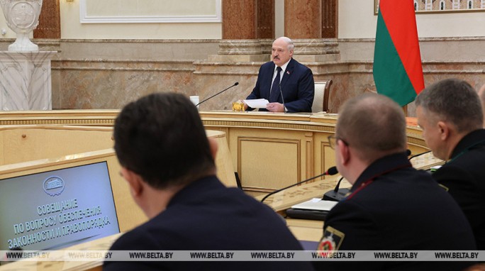 Лукашенко: мы снесем голову любому, кто хочет нарушить мир и покой в Беларуси