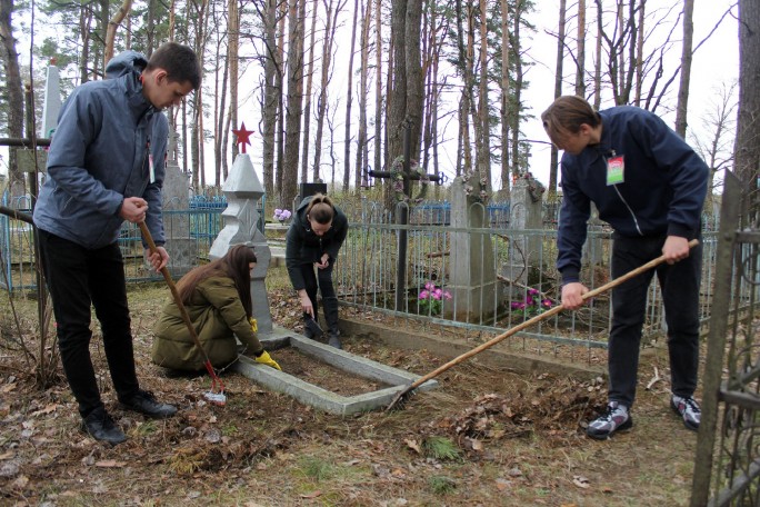 Молодёжь Мостовщины накануне Дня Победы провела уборку на территории воинских захоронений в д. Малые Степанишки