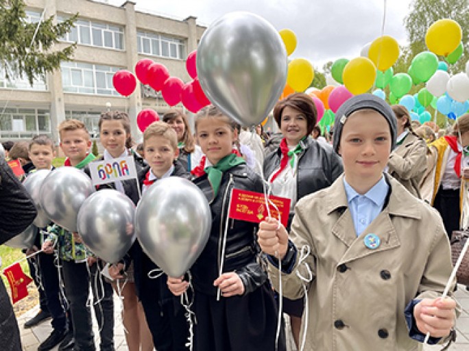 Век пионерии. Всё впереди. Делегация Мостовского района приняла участие в областном пионерском форуме.