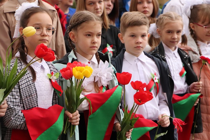 Равнение на пионерию. Селфи-репортаж с известными людьми Мостовского района