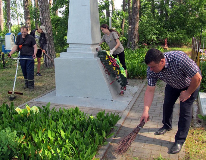 Мы живы, пока помним нашу историю. На городском кладбище прошла уборка воинского захоронения