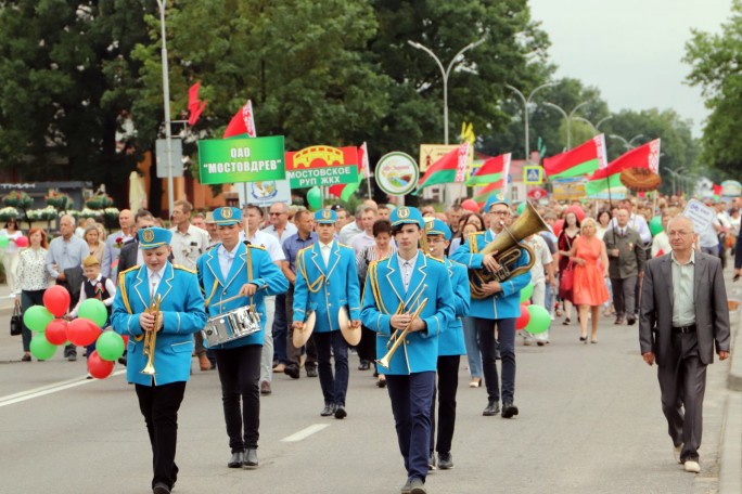 Молодёжный роллер-пробег, праздничное шествие и торжественный митинг. Мостовчане празднуют День Независимости Республики Беларусь