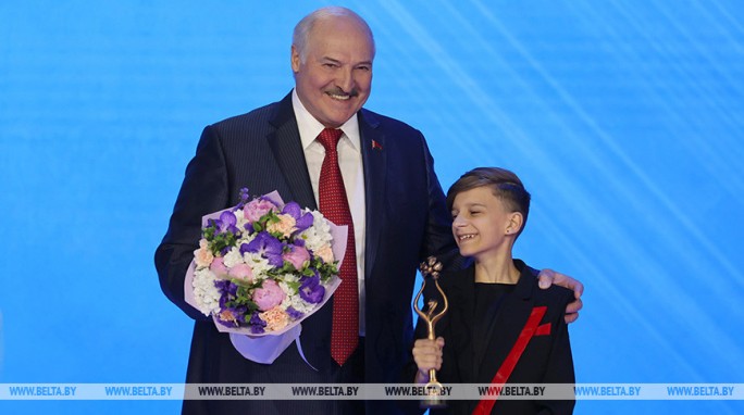 Лукашенко вручил Гран-при детского конкурса 'Славянского базара' белорусу Елисею Касичу