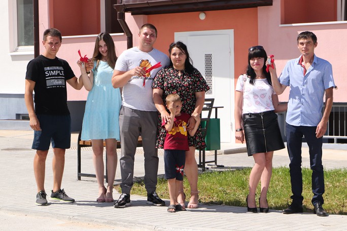 Новоселье в кубе. В ЗАО «Гудевичи» молодым семьям вручили ключи от квартир в новом 4-квартирном доме