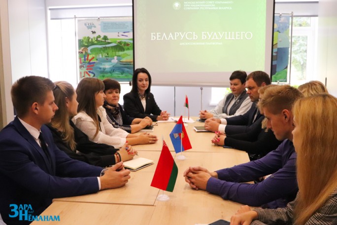 Беларусь молодая, успешная, единая. Диалоговой площадкой с участием работающей молодёжи на Мостовщине стартовала Неделя народного единства