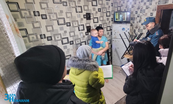 Внимание на семьи СОП. Рейдовая группа в составе сотрудников РОВД, РОЧС, управления образования и социально-педагогического центра посетила мостовские семьи