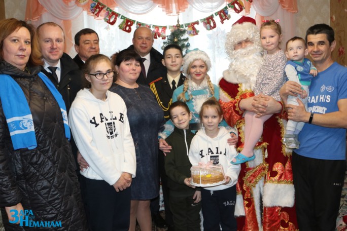Приятные и полезные подарки получили дети и родители-воспитатели детских домов семейного типа Мостовского района